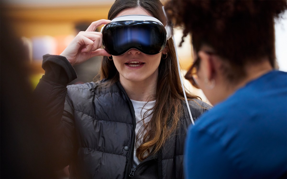Apple Suspend le Vision Pro 2 pour Lancer un Modèle Moins Cher en 2025