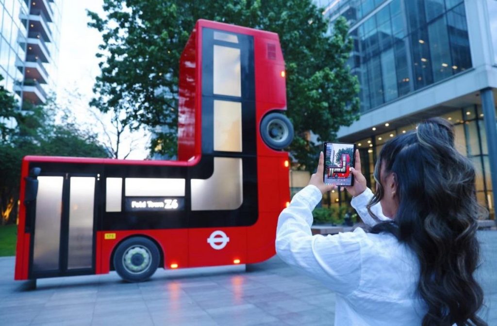 Samsung plie un bus londonien pour proumouvoir ses nouveaux smartphone